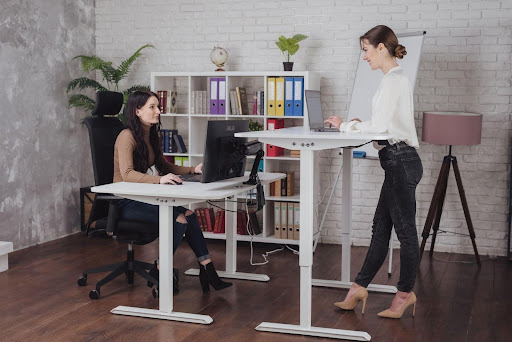 Designing Smarter Workspaces: The Rise of Tech-Integrated Sit-Stand Desks